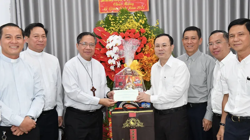 Lãnh đạo TPHCM thăm, chúc mừng cá nhân tiêu biểu dịp Lễ Giáng sinh 2022