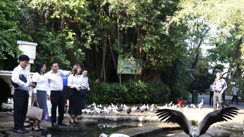 Các đại biểu khảo sát tại Công viên văn hóa Đầm Sen. Ảnh: NGÔ BÌNH. 