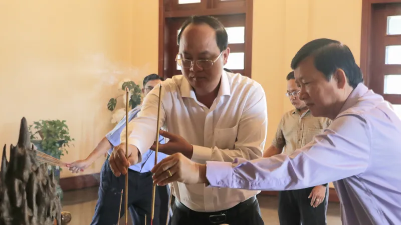Đồng chí Nguyễn Hồ Hải dâng hương tưởng niệm cố Thủ tướng Võ Văn Kiệt.