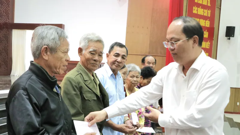 Đồng chí Nguyễn Hồ Hải tặng quà các gia đình chính sách tại TP Vị Thanh