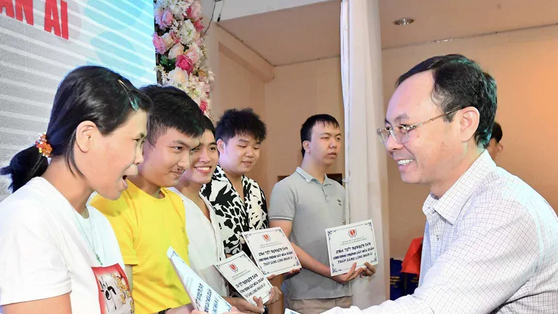 "Cây mùa xuân thắp sáng lòng nhân ái” đem tết đến với người khuyết tật, trẻ em mồ côi