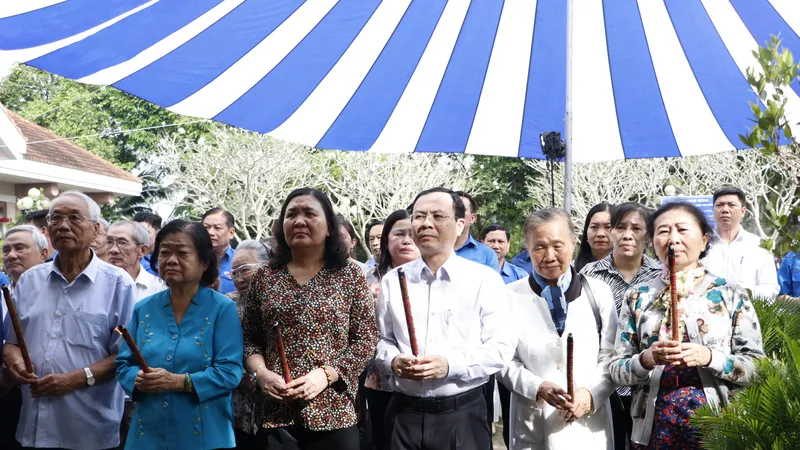Đồng chí Nguyễn Văn Hiếu cùng các đại biểu dâng hương Di tích căn cứ Khu ủy Sài Gòn - Gia Định. Ảnh: NGÔ BÌNH