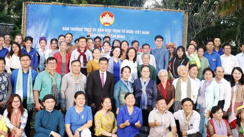 Lan tỏa nét đẹp văn hóa gia đình Việt Nam đến sinh viên Lào, Campuchia