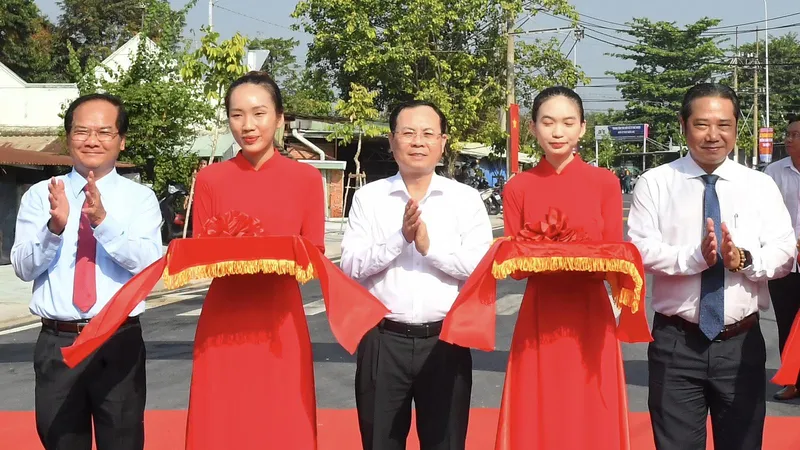 Phó Bí thư Thành ủy TPHCM Nguyễn Văn Hiếu cắt băng khánh thành công viên, đường giao thông ở Hóc Môn