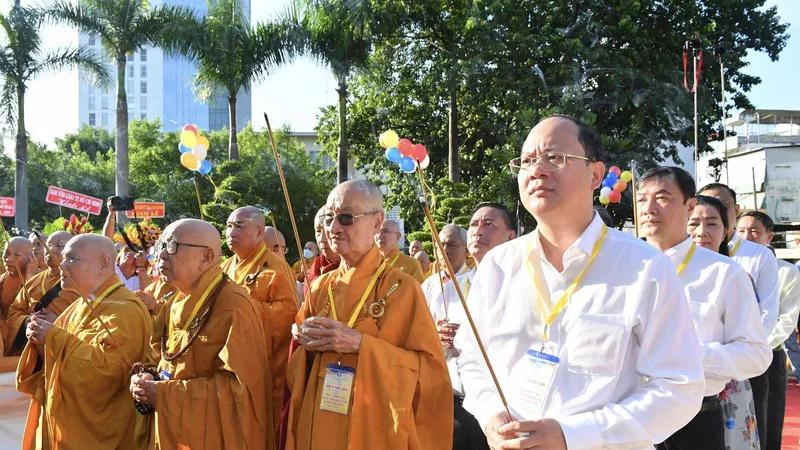 Phó Bí thư Thành ủy TPHCM Nguyễn Hồ Hải cùng các đại biểu dâng hương tưởng niệm Bồ tát Thích Quảng Đức. Ảnh: VIỆT DŨNG.