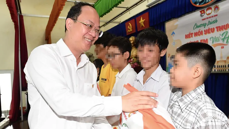 Đồng chí Nguyễn Hồ Hải tặng quà các em thiếu nhi tại Trung tâm Nuôi dưỡng bảo trợ trẻ em Linh Xuân. Ảnh: VIỆT DŨNG.