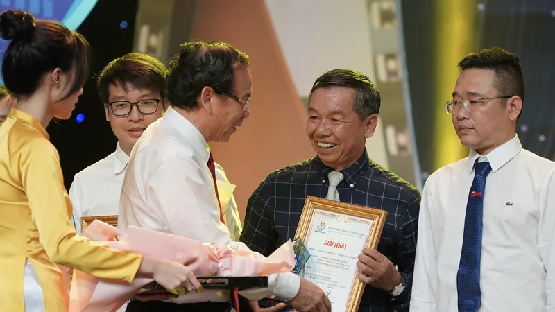 Bí thư Thành ủy TPHCM Nguyễn Văn Nên trao giải Nhất cho nhà báo Phạm Hoài Nam, Báo SGGP. Ảnh: HOÀNG HÙNG