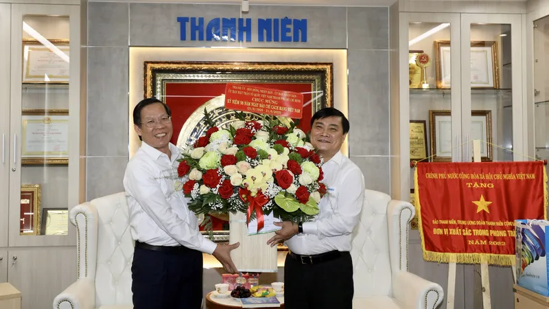 Chủ tịch UBND TPHCM Phan Văn Mãi tặng hoa, quà chúc mừng Báo Thanh Niên. Ảnh: DŨNG PHƯƠNG.