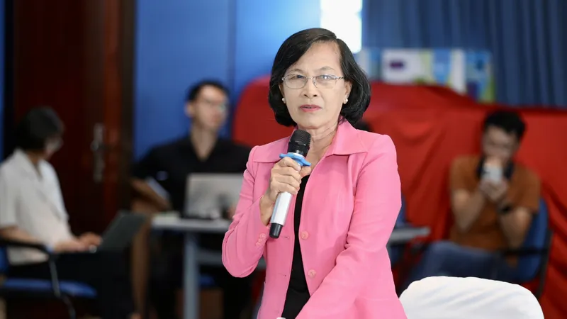 Nguyên Phó Bí thư Thành ủy, nguyên Chủ tịch HĐND TPHCM Phạm Phương Thảo phát biểu tại hội thảo.