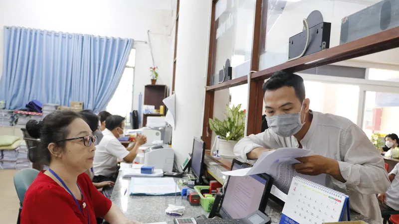 Người dân nộp hồ sơ thủ tục hành chính tại UBND phường Bình Hưng Hòa A, quận Bình Tân