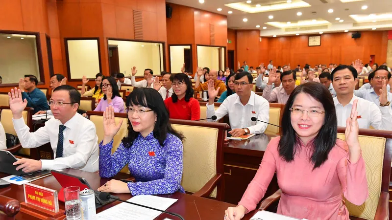ĐB HĐND TPHCM biểu quyết thông qua nghị quyết. Ảnh: VIỆT DŨNG
