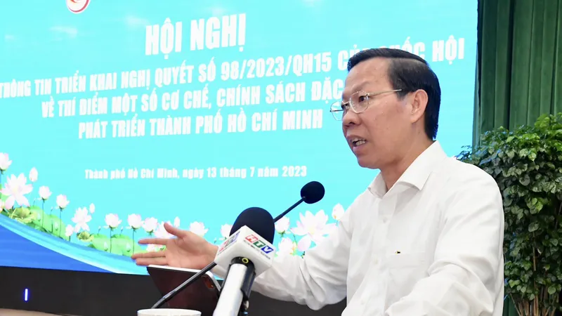 Chủ tịch UBND TPHCM Phan Văn Mãi phát biểu tại hội nghị. Ảnh: VIỆT DŨNG