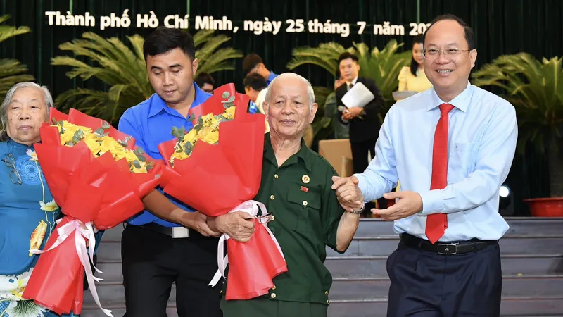 Phó Bí thư Thành ủy TPHCM Nguyễn Hồ Hải cùng các đại biểu người có công. Ảnh: VIỆT DŨNG.