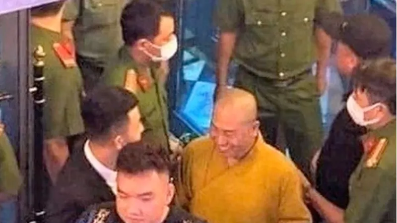 Người tên Nguyễn Minh Phúc, ngụ huyện Củ Chi, tự xưng “Đại đức Thích Tâm Phúc” (áo vàng).