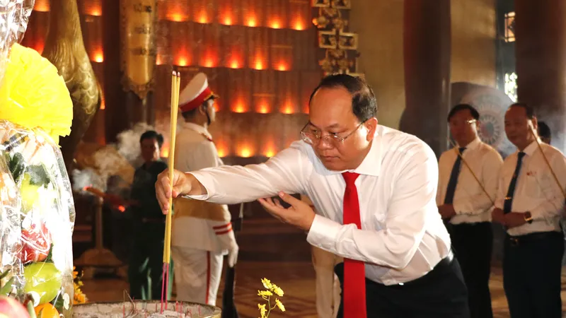 Dâng hương, dâng hoa tưởng nhớ các anh hùng liệt sĩ hy sinh tại huyện Củ Chi