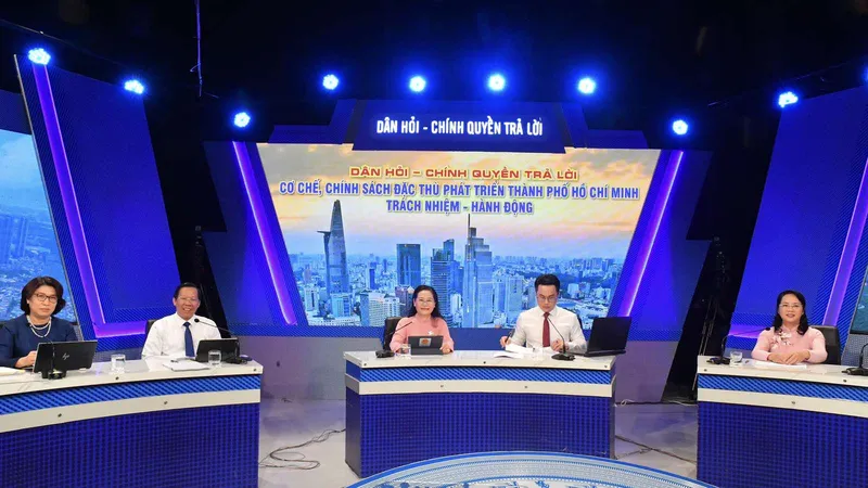 Chủ tịch UBND TPHCM Phan Văn Mãi và Chủ tịch HĐND TPHCM Nguyễn Thị Lệ tại chương trình. Ảnh: VIỆT DŨNG
