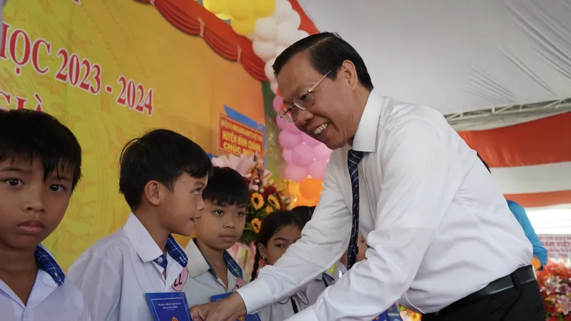 Chủ tịch UBND TPHCM Phan Văn Mãi: Nghiên cứu xây dựng trường học "dã chiến" ở khu vực chưa đủ chỉ tiêu phòng học