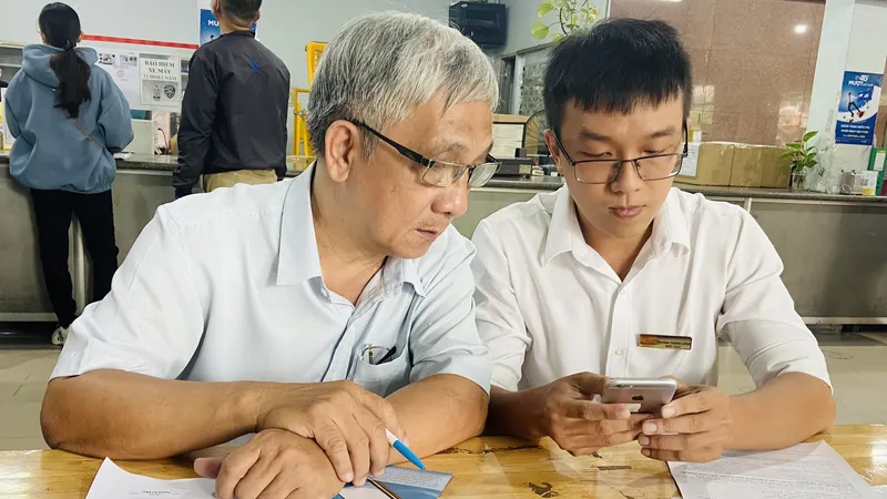 Nhân viên Bưu điện TPHCM hỗ trợ người dân cài đặt ứng dụng VssID.