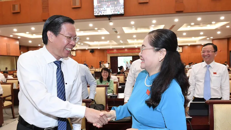 Chủ tịch UBND TPHCM Phan Văn Mãi trao đổi với Chủ tịch HĐND TPHCM Nguyễn Thị Lệ tại kỳ họp. Ảnh: VIỆT DŨNG
