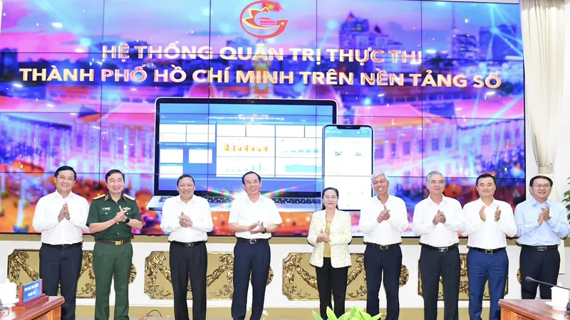 Bí thư Thành ủy TPHCM Nguyễn Văn Nên, Chủ tịch HĐND TPHCM Nguyễn Thị Lệ cùng các đại biểu "khởi động" hệ thống quản trị thực thi TPHCM trên nền tảng số. Ảnh: VIỆT DŨNG