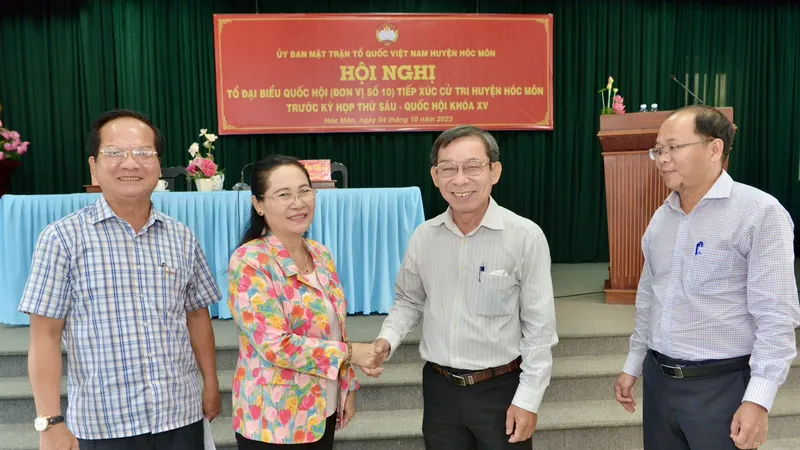 Chủ tịch HĐND TPHCM Nguyễn Thị Lệ trao đổi cùng cử tri và lãnh đạo huyện Hóc Môn tại buổi tiếp xúc. Ảnh: CAO THĂNG