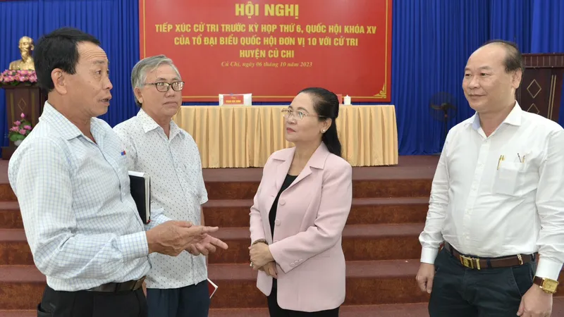 Chủ tịch HĐND TPHCM Nguyễn Thị Lệ trao đổi cùng cử tri và lãnh đạo huyện Hóc Môn tại buổi tiếp xúc. Ảnh: CAO THĂNG