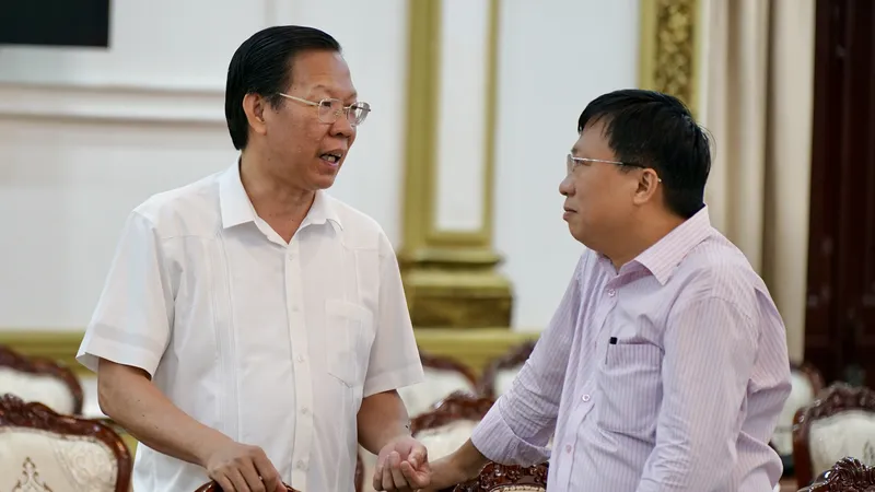 Chủ tịch UBND TPHCM Phan Văn Mãi trao đổi với đại biểu tại cuộc họp. Ảnh: HOÀNG HÙNG