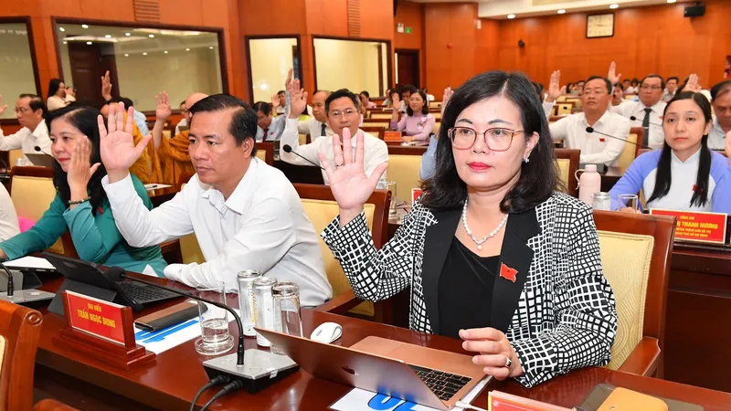Đại biểu HĐND TPHCM biểu quyết tại kỳ họp thứ 12, ngày 11-11-2023. Ảnh: VIỆT DŨNG
