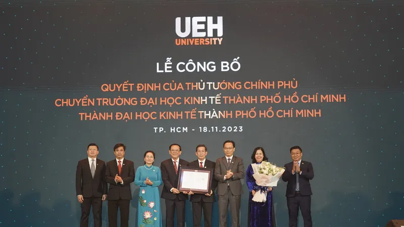 Đồng chí Nguyễn Thị Lệ cùng lãnh đạo Bộ GD-ĐT trao quyết định của Thủ tướng Chính phủ về việc chuyển Trường Đại học Kinh tế TPHCM thành Đại học Kinh tế TPHCM. Ảnh: HOÀNG HÙNG