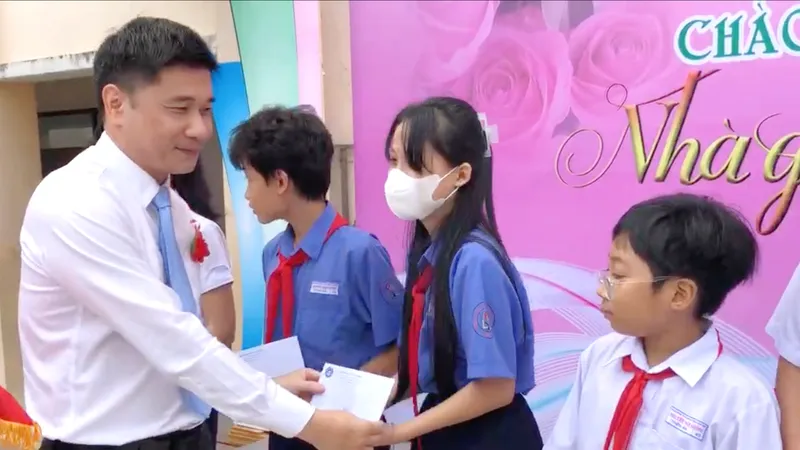 Phó Giám đốc BHXH TPHCM Trần Dũng Hà trao học bổng cho học sinh Trường THCS Nguyễn Văn Luông