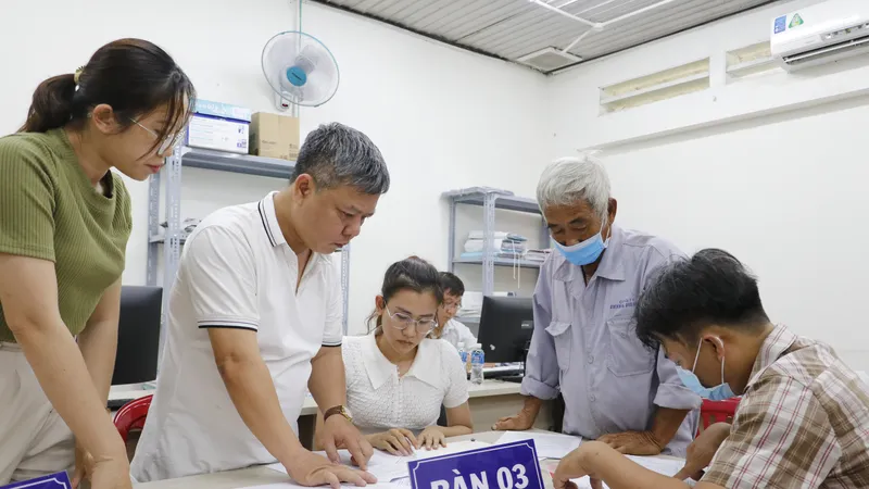 Người dân huyện Hóc Môn làm thủ tục bàn giao mặt bằng dự án đường Vành đai 3. Ảnh: NGÔ BÌNH