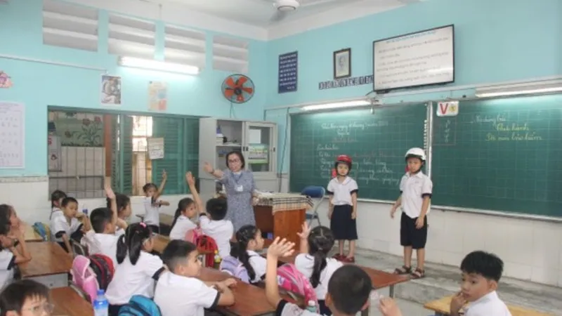 Học sinh Trường Tiểu học Hà Huy Giáp (quận 12) trong một hoạt động về an toàn giao thông