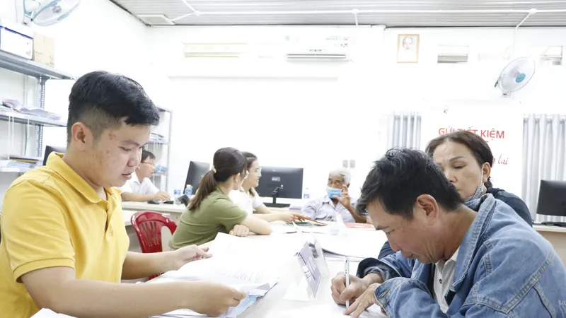 Người dân huyện Hóc Môn làm thủ tục bàn giao mặt bằng dự án đường Vành đai 3