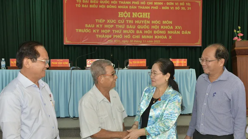 Chủ tịch HĐND TPHCM Nguyễn Thị Lệ trao đổi cùng cử tri và lãnh đạo huyện Hóc Môn. Ảnh: CAO THĂNG