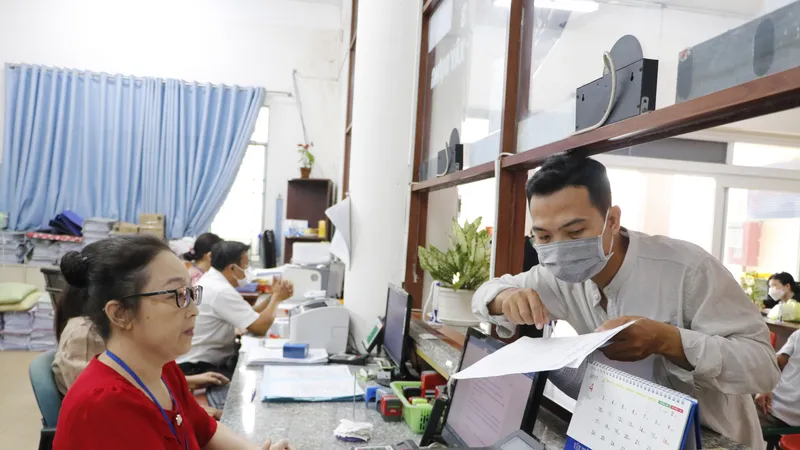 Người dân làm thủ tục hành chính tại UBND phường Bình Hưng Hòa A, quận Bình Tân