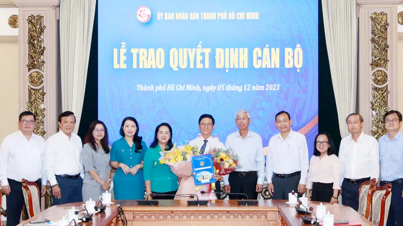Phó Chủ tịch UBND TPHCM cùng các đại biểu chúc mừng ông Lê Văn Thu