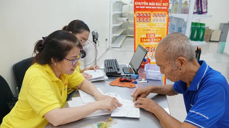 Nhân viên bưu điện chi trả lương hưu cho người hưởng