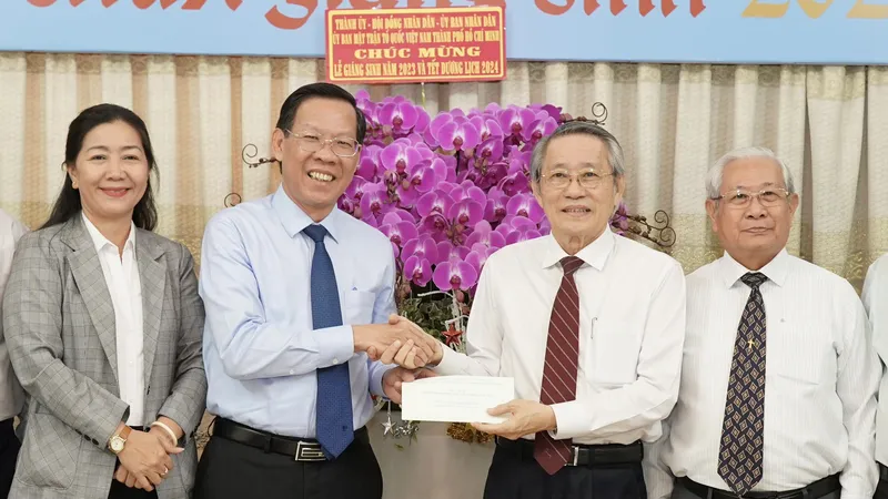 Đồng chí Phan Văn Mãi thăm, chúc mừng Tổng Liên hội Hội thánh Tin Lành Việt Nam (miền Nam). Ảnh: HOÀNG HÙNG