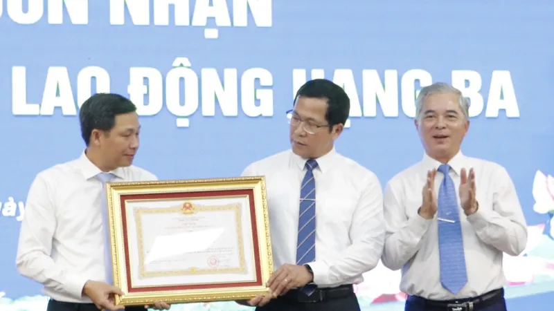 Quận 12 đón nhận Huân chương Lao động hạng Ba