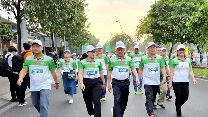 Phó Chủ tịch UBND TPHCM Nguyễn Văn Dũng cùng các đại biểu tham gia đi bộ đồng hành