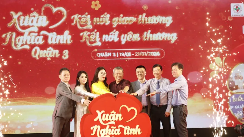 Lãnh đạo quận 3 ấn nút khai mạc hội chợ