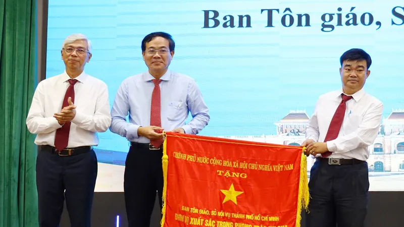Phó Chủ tịch UBND TPHCM Võ Văn Hoan trao Cờ thi đua của Chính phủ tặng Ban Tôn giáo (Sở Nội vụ TPHCM)