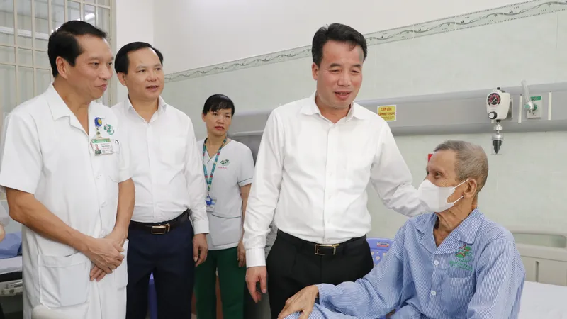 Tổng Giám đốc BHXH Việt Nam tặng sổ BHXH, thẻ BHYT và quà cho bệnh nhân nghèo tại TPHCM