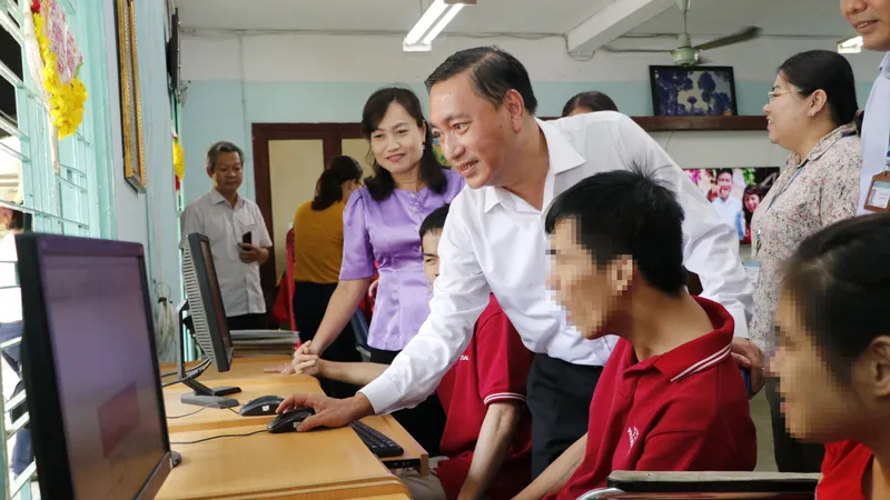 Phó Chủ tịch HĐND TPHCM Phạm Thành Kiên thăm, tặng quà tết gia đình chính sách, trẻ mồ côi