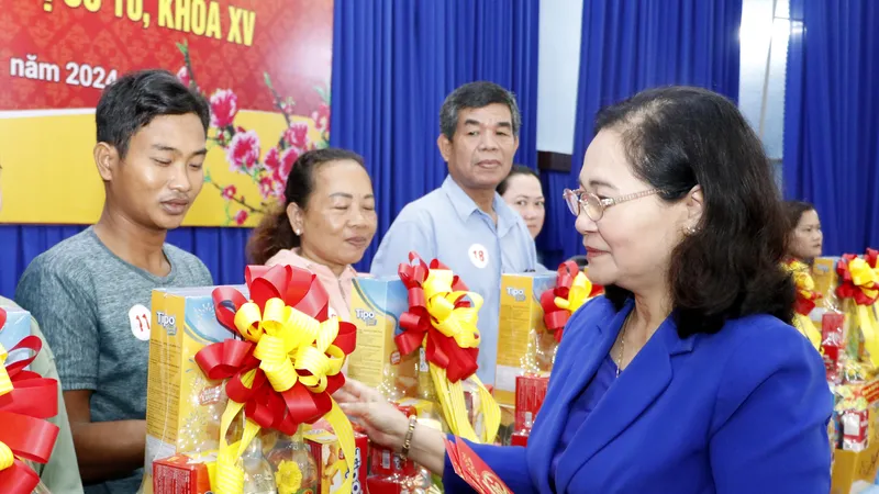 Chương trình “Xuân yêu thương” trao tặng 500 phần quà tết đến người dân huyện Củ Chi
