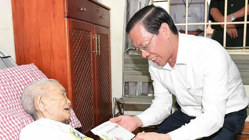 Chủ tịch UBND TPHCM Phan Văn Mãi thăm, chúc tết các đơn vị, cá nhân