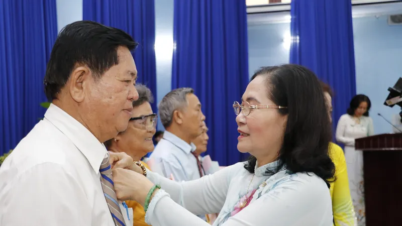 Đồng chí Nguyễn Thị Lệ trao Huy hiệu Đảng tại huyện Củ Chi