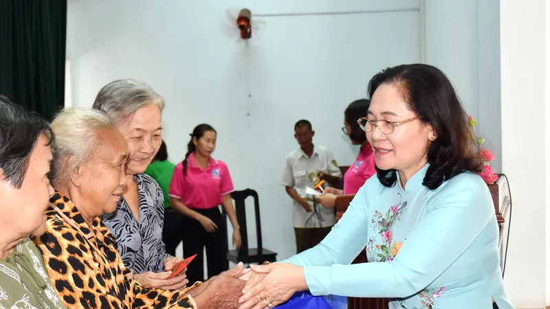 Đồng chí Nguyễn Thị Lệ trao quà đến người dân huyện Hóc Môn