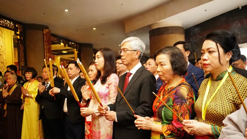 Đoàn kiều bào dâng hương các vua Hùng
