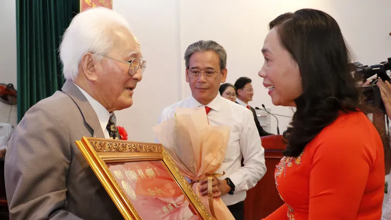 Đồng chí Nguyễn Thanh Xuân trao Huy hiệu 65 năm tuổi Đảng đến đảng viên